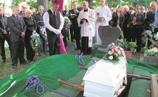 Hanna i Daniel Elendowie na pogrzebie Klaudii. Dziewczynkę pochowano obok Kacpra, w Żarnowcu