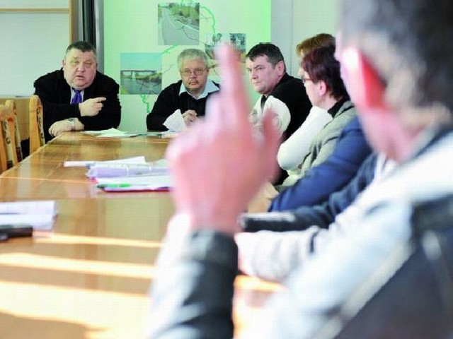 Spotkanie mieszkańców Księżyna i Jerzego Sulimy, dyrektora Podlaskiego Zarządu Dróg Wojewódzkich (na zdj. z lewej), było bardzo burzliwe. Uczestnicy  zadawali mnóstwo pytań dot. obwodnicy.