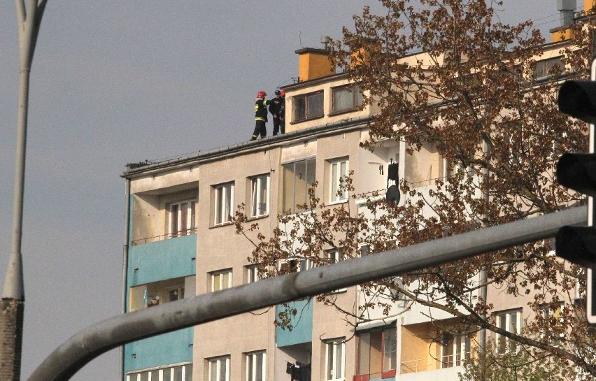 Desperat na dachu wieżowca w Kielcach