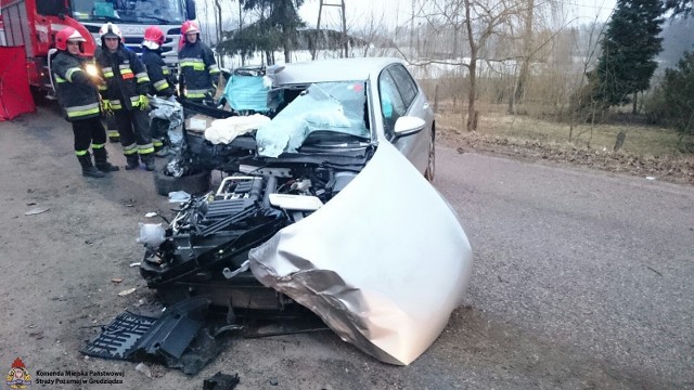 Do tragicznego wypadku doszło w miejscowości Turznice w poniedziałek późnym popołudniem. Zginął 31-latek, który był pasażerem vw golfa. Auto nie zatrzymało się do kontroli policyjnej. W wyniku pościgu uderzyło w drzewo.