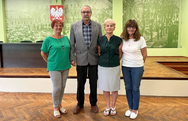 Prezydium Rady Seniorów Miechowie. Od lewej wiceprzewodniczący Krystyna Winiarska i Jan Gibowski, przewodnicząca Teresa Michalska i sekretarz Krystyna Ćwiklińska.