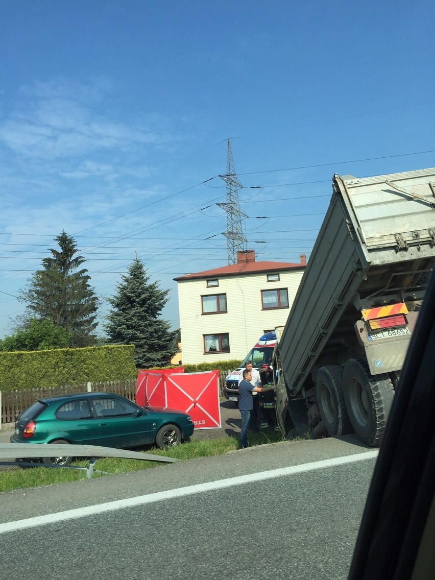 Wypadek w Bąkowie. Ciężarówka wpadła do rowu