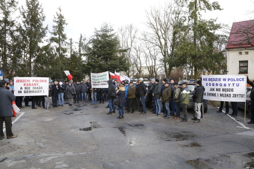 Protest rolników pod Urzędem Miejskim w Tucholi [zdjęcia]