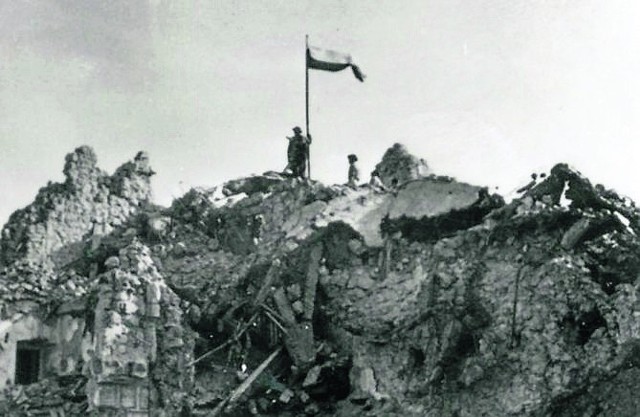 Polska flaga nad ruinami Monte Cassino