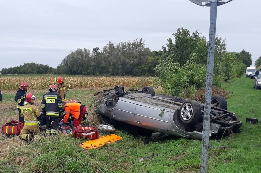 Wypadek w Krzyworzece pod Wieluniem. 35-letni kierowca forda został poważnie ranny [FOTO]