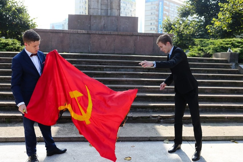 Na znak protestu spalili flagę Związku Radzieckiego [WIDEO]