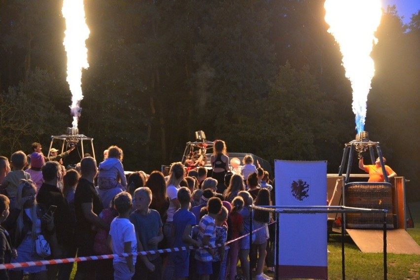 W Lipnie podczas przystanku Festiwalu Balonowego można było podziwiać taniec ognia za sprawą artystów z JumpFire Fireshow [zdjęcia]