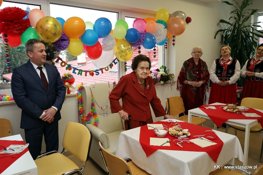 Marianna Uśmiał z gminy Staszów świętowała setne urodziny. Była huczna impreza i gromkie "dwieście lat" - zobacz zdjęcia