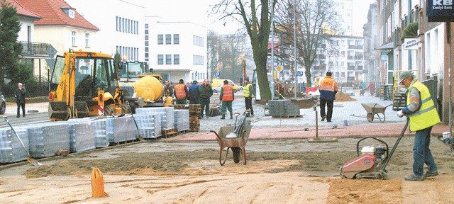 Wczoraj na ul. Waryńskiego drogowcy uwijali się jeszcze długo po godzinie 15; wcześniej taki widok należał do rzadkich. 