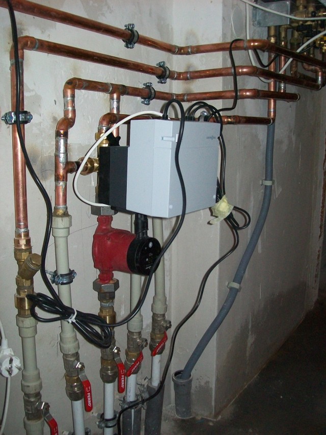 Nowoczesna pompa obiegowa w instalacji ogrzewania podłogowegoNowoczesna pompa obiegowa w instalacji ogrzewania podłogowego