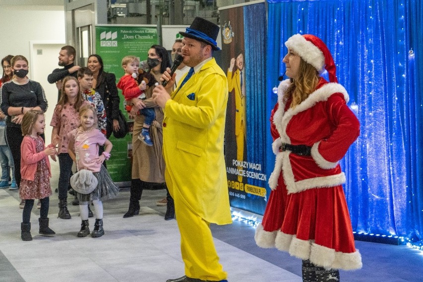Święty Mikołaj wraz pomocnikami odwiedził dzieci w Puławach. Zobacz zdjęcia z mikołajek 2021 w Domu Chemika