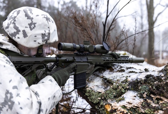 Fiński żołnierz na stanowisku strzeleckim. Finlandia chce wejść do NATO
