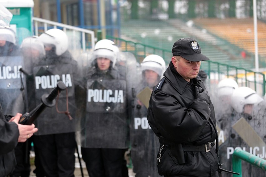 Policjanci ćwiczyli opanowywanie zamieszek na stadionie...
