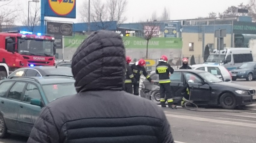 Na Braniborskiej zderzyły się dwa samochody. Jeden się zapalił