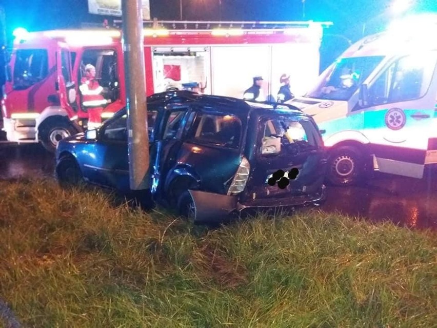 Wypadek w Olkuszu. Na śliskiej drodze zderzyły się dwa samochody, cztery osoby ranne [ZDJĘCIA]