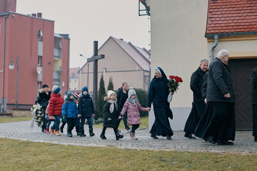 Ks. Henryk Pasieka miał 63 lata. Został pochowany na...