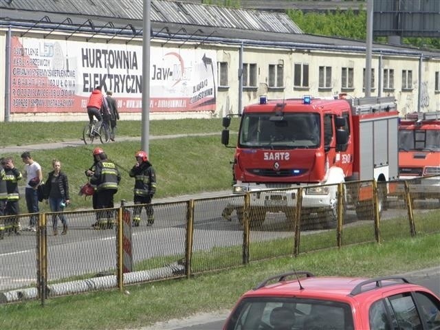 Ciężarówka przewożąca koparkę zahaczyła o barierę wysokości....