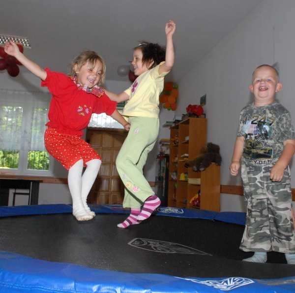 Ania, Magda i Eryk - podobnie jak reszta dzieci z Grzymiradza - najchętniej skaczą na trampolinie poarowanej przez Holendrów