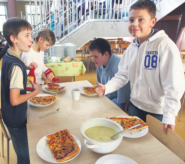 Jedzenie na szkolnej stołówce wcale nie musi być nudne. Pizza na drugie danie, to wielka atrakcja dla uczniów. 