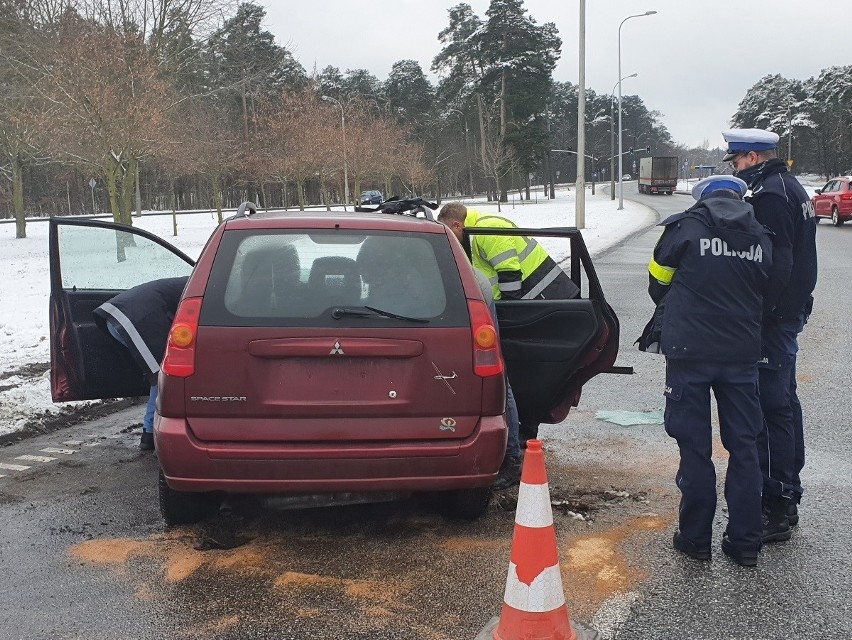 Włocławek. Ucieczka przed policją kradzionym pojazdem skończyła się wypadkiem [zdjęcia, wideo]