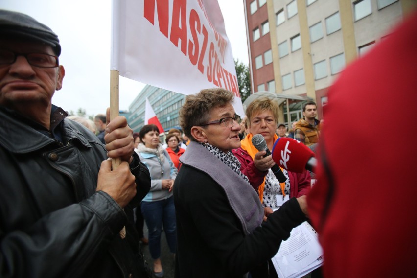 Trwa protest mieszkańców Pszczyny przed siedzibą NFZ....