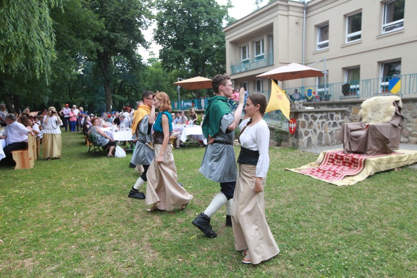 Kraków. Walczyli na miecze w Domu Pomocy Społecznej [ZDJĘCIA, WIDEO]