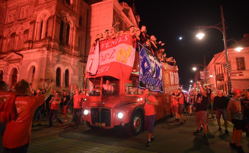 Wielka feta z okazji awansu Widzewa. Piłkarze Widzewa w piętrowym odkrytym autobusie [GALERIA ZDJĘĆ]