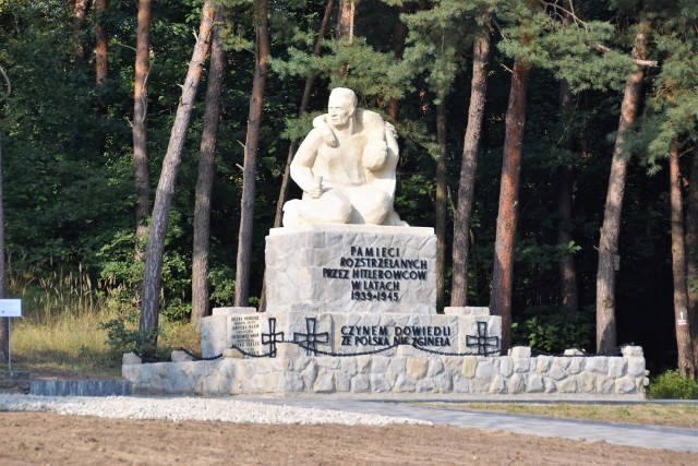 Odnowiony pomnik rozstrzelanych przez hitlerowców w latach 1939-1945 w Pogórskiej Woli. Tu zginęła Helena Marusarz