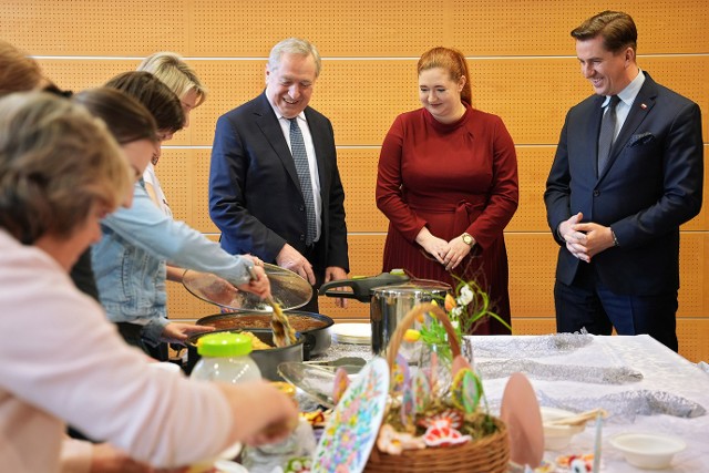 - Polskie produkty są najlepsze, a gdy są przyrządzone przez gospodynie z Kół Gospodyń Wiejskich, stają się niebem dla podniebienia – powiedział wicepremier, minister rolnictwa i rozwoju wsi Henryk Kowalczyk podczas konferencji prasowej, towarzyszącej uroczystemu rozpoczęciu VIII edycji konkursu dla Kół Gospodyń Wiejskich.