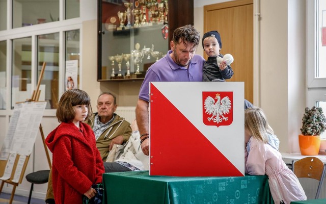 Gospodarka i podatki, ochrona zdrowia, edukacja, stosunek do kościoła, kwestie obyczajowe, energetyka i ekologia, ustrój państwa czy polityka międzynarodowa. Sprawdź, co proponują W oparciu o ankiety wypełnione przez kandydatów wszystkich komitetów wyborczych, a także o ich programy, przygotowaliśmy niezbędnik dla wrocławskich i dolnośląskich wyborców. Nie trzeba już szukać w sieci i wgryzać się w wielostronicowe opracowania. Na kolejnych  slajdach prezentujemy w dziesięciu punktach to, co proponują poszczególne partie i koalicje w najważniejszych dziedzinach naszego życia. Kolejność zgodnie numerami komitetów wyborczych.Posługuj się klawiszami strzałek, myszką lub gestami.