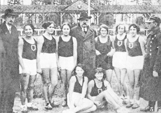 W okresie międzywojennym Białostocki Klub Sportowy Jagiellonia, który powstał w 1932 roku, szczycił się doskonałymi lekkoatletami. Na zdjęciu zrobionym na stadionie w Zwierzyńcu (1933) prezes klubu pułkownik Mikołaj Kawelin w otoczeniu pięknych przedstawicielek "królowej sportu&#8221;. Od lewej: Kudaszewicz, Naumowicz, Bronowicka, Miniewska, Woroniecka, Nachtman, Klimaszewska, Daszuta. Pierwszy z lewej stoi kierownik sekcji lekkoatletycznej Maksymilian Ludertowicz, a z prawej kierownik ośrodka wychowania fizycznego porucznik Jan Żmudziński.