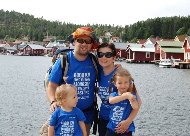 Wyspa Ulvön w Szwecji: na zdjęciu z żoną Sylwią oraz córeczkami Klarą (ta młodsza) i Laurą.