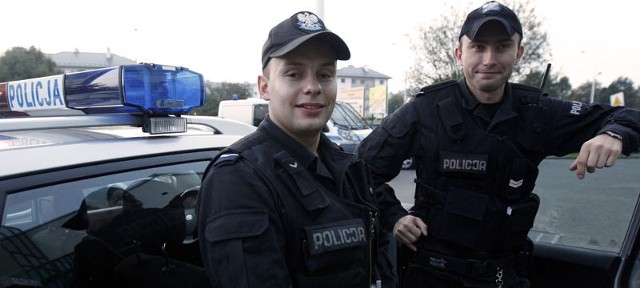 Sierżant Mateusz Jarosz i starszy sierżant Tomasz Wrona w policji pracują od prawie trzech lat, na posterunku przy ul. Obrońców Poczty Gdańskiej.