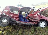 Wypadek w Zakrzewie. 19-latka straciła panowanie nad pojazdem, który zderzył się z jadącą z naprzeciwka skodą. Kierująca w szpitalu