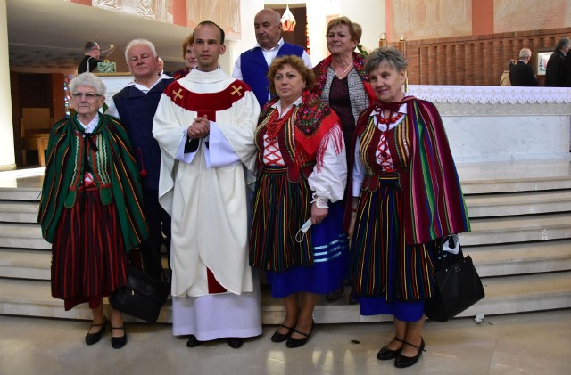 Diecezja kielecka ma 16 nowych księży. W sobotę przyjęli święcenia z rąk biskupa ordynariusza Jana Piotrowskiego. Msze świętą w Sanktuarium świętego Józefa Opiekuna Rodziny koncelebrowali także biskupi pomocniczy Marian Florczyk i Andrzej Kaleta. W uroczystej Eucharystii uczestniczyło też wielu kapłanów, rodziny i przyjaciele wyświęconych księży.Wśród wyświęconych kapłanów jest dwóch z powiatu kieleckiego - ksiądz Paweł Foderowicz, Kostomłoty, parafia pw. św. Andrzeja Boboli i ksiądz Przemysław Majewski, Pierzchnica, parafia pw. świętej Małgorzaty.Na pierwszym zdjęciu ksiądz Paweł Foderowicz.Zdjęcia naszych nowych kapłanów z powiatu kieleckiego z ich rodzinami na kolejnych slajdach. 