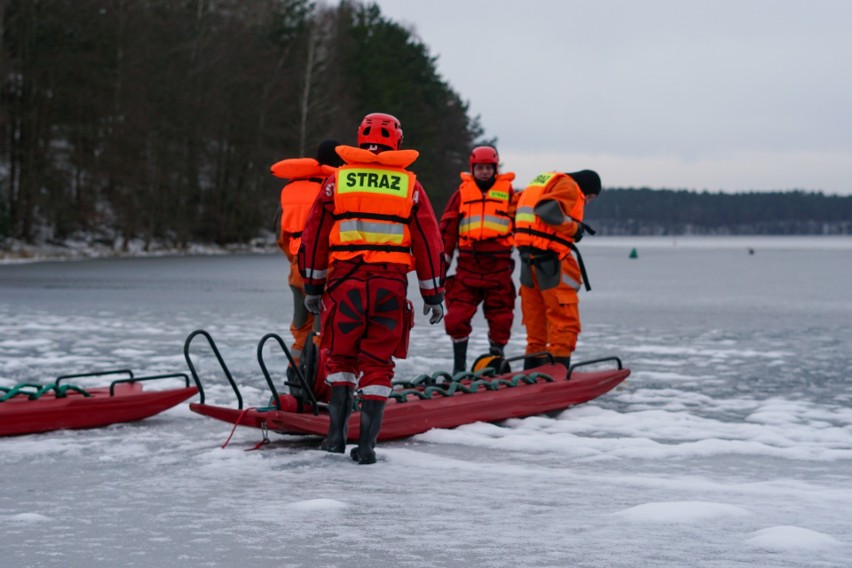 Strażacy OSP Wdzydze Tucholskie i OSP Wiele szkolili się na jeziorze Wdzydze