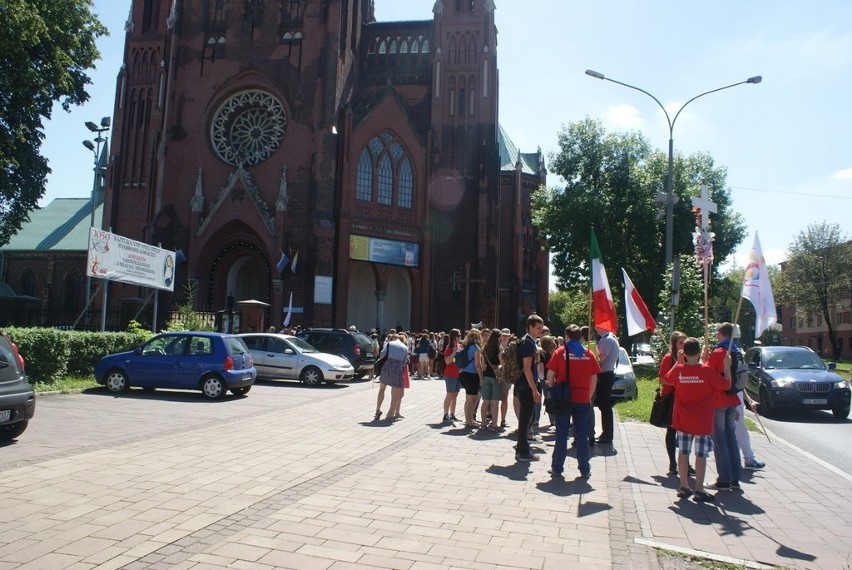 Goście z Włoch i Czech po mszy św. przeszli ulicami miasta...