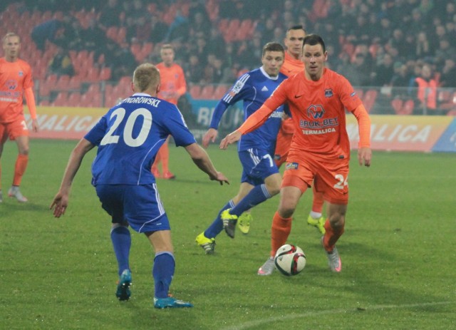 W sezonie 2015/16 Termalica strzeliła Ruchowi tylko jedną bramkę. Zdobył ją Wojciech Kędziora (z prawej)