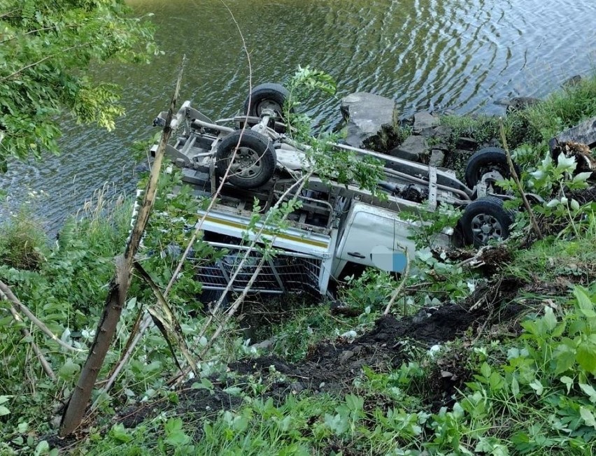 Samochód dostawczy wpadł do rzeki w Porąbce. Najpierw uderzył w barierki energochłonne i wypadł z drogi. Trwa akcja ratunkowa