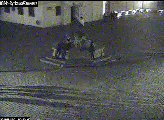 W sobotę, 9 listopada ok. godz. 3 rano pijany mężczyzna wspinał się na fontannę Marsa, znajdującą się na Starym Rynku w Poznaniu. Zauważył go operator monitoringu miejskiego.Przejdź do kolejnego zdjęcia --->