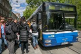 W autobusach zastępczych tłok, ale nie będzie dodatkowych kursów [ZDJĘCIA, WIDEO]