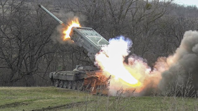 Wyrzutnia Tos-1A w akcji w pobliżu Izium - taka broń może zostać użyta w bitwie o Donbas