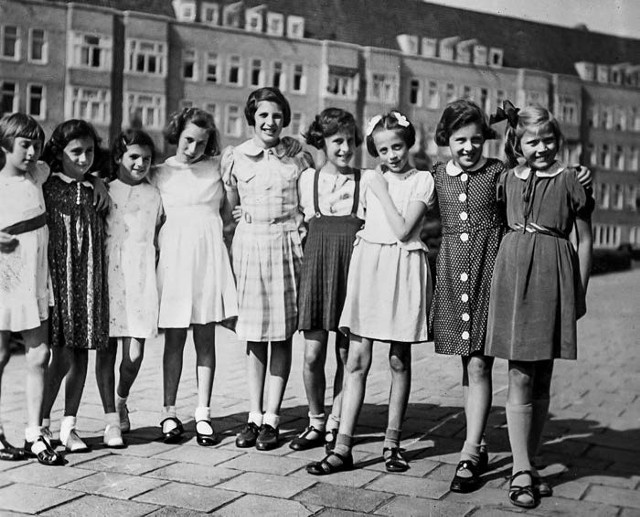 10. urodziny Anne Frank (druga z lewej)