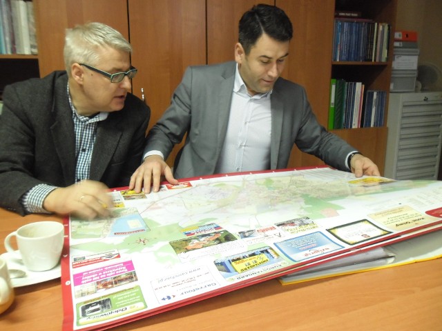 Kazimierz Jaruszewski i Waldemar Gregus nad mapą Chojnic. Szukają, gdzie znajdzie się ulica, której patronem będzie ks. Józef Tischner
