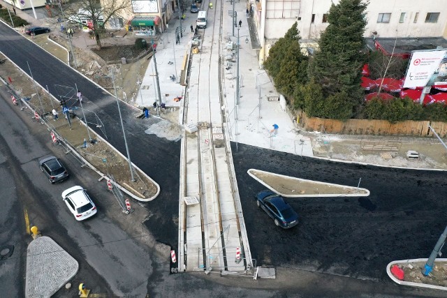 Układanie asfaltu na skrzyżowaniu koło kawiarni Letnia rozpoczęło się w piątek 11 marca.