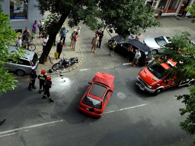 Ul. Narutowicza w Lublinie: Zderzenie motocyklisty z samochodem osobowym