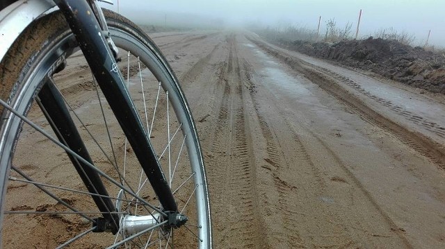 Tak wygląda dziś ścieżka rowerowa prowadząca do jeziora