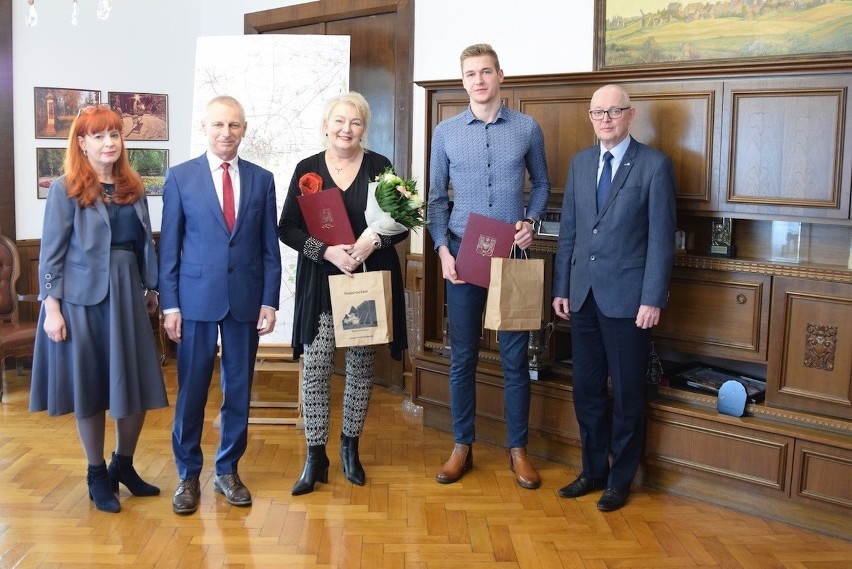 Prezydent Inowrocławia Ryszard Brejza wręczył listy...