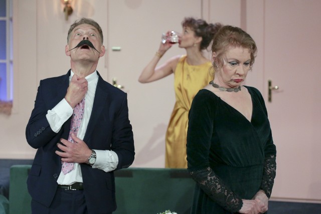 „Dekorator” w Nowym Teatrze. Krzysztof Kluzik, Bożena Borek i (na drugim planie) Paulina Fonferek
