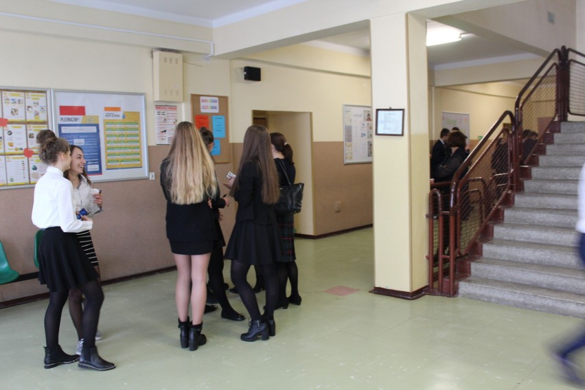 Egzamin gimnazjalny w Knurowie, uczniowie odpowiadali na pytania z WOS -u i historii